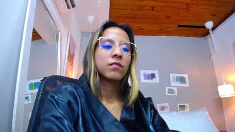 skinny_hottie18 online show from January 9, 11:34 pm