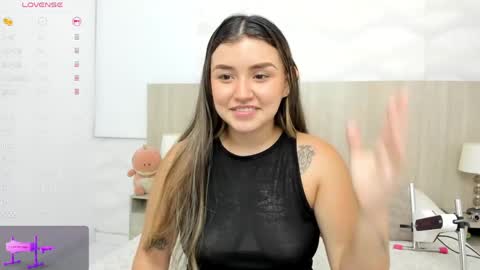 Snapshot of skinny_laura chatting on April 25, 11:13 am online show from April 25, 11:13 am