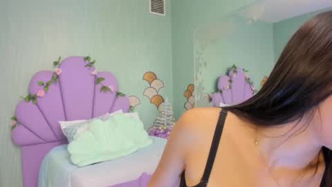 Snapshot of skinny_linda chatting on December 20, 4:25 pm online show from December 20, 4:25 pm