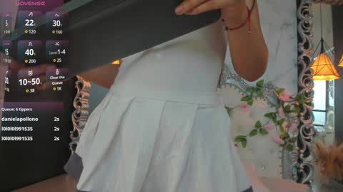 Snapshot of skinny_linda chatting on February 8, 4:14 pm online show from February 8, 4:14 pm