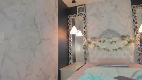 Snapshot of skinny_linda chatting on February 24, 10:15 am online show from February 24, 10:15 am