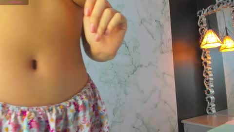 Snapshot of skinny_linda chatting on March 1, 4:33 pm online show from March 1, 4:33 pm