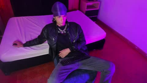 Snapshot of skinny_mac_ chatting on April 8, 12:38 pm Mac online show from April 8, 12:38 pm
