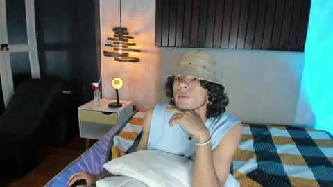 Snapshot of skinny_mac_ chatting on April 9, 12:32 pm Mac online show from April 9, 12:32 pm