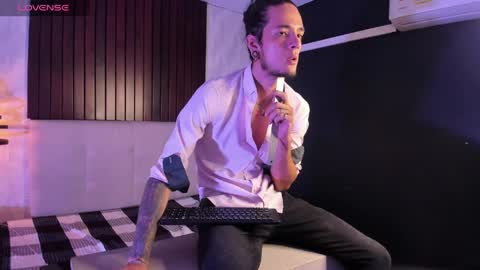 Snapshot of skinny_mac_ chatting on April 16, 3:35 pm Mac online show from April 16, 3:35 pm