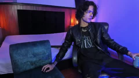 Snapshot of skinny_mac_ chatting on April 17, 12:52 pm Mac online show from April 17, 12:52 pm