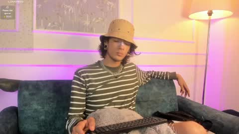 Snapshot of skinny_mac_ chatting on April 26, 1:09 pm Mac online show from April 26, 1:09 pm