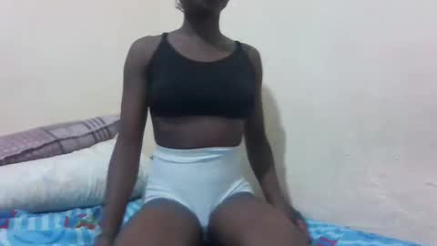 Snapshot of skinny_petite18 chatting on October 19, 1:12 pm Munah online show from October 19, 1:12 pm