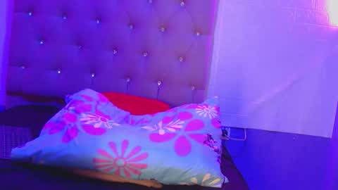 skinny_saraa online show from March 12, 4:18 am