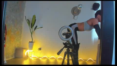 Snapshot of skinnybody_ chatting on April 7, 8:09 pm skinnybody_ online show from April 7, 8:09 pm