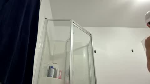 skinnydancehall online show from December 15, 5:01 am