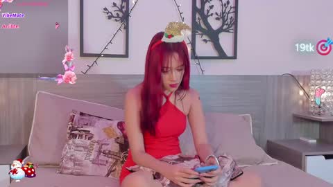 Snapshot of skinnyfoxyy chatting on December 4, 8:07 pm Foxy online show from December 4, 8:07 pm