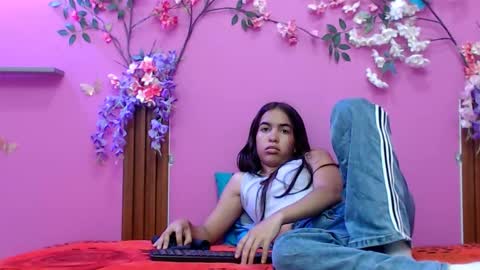 Snapshot of skinnysofia18 chatting on October 27, 1:04 pm sofia online show from October 27, 1:04 pm