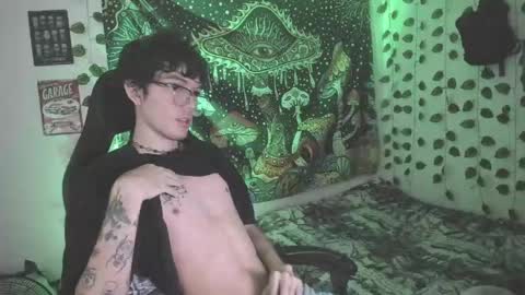 Snapshot of skiny_dann chatting on April 17, 4:37 am skiny_dann online show from April 17, 4:37 am