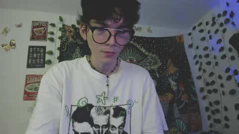 Snapshot of skiny_dann chatting on April 21, 2:37 am skiny_dann online show from April 21, 2:37 am