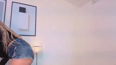 sky_johnson_ online show from May 21, 7:10 pm