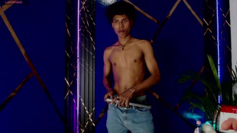 Snapshot of sky_walkerss chatting on March 29, 5:57 pm sky_walkerss online show from March 29, 5:57 pm