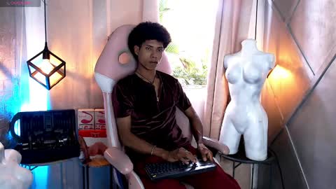 Snapshot of sky_walkerss chatting on April 2, 5:32 pm sky_walkerss online show from April 2, 5:32 pm