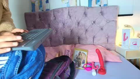 skye moore online show from October 1, 12:11 pm