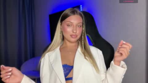 GARRY AND SOPHIA online show from September 22, 6:10 pm