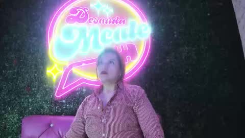 Snapshot of skylar__desire chatting on October 20, 11:32 am skylar__desire online show from October 20, 11:32 am