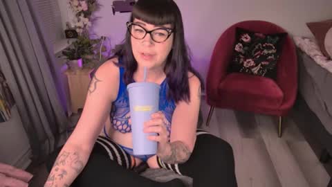 Snapshot of skylar_bird chatting on December 14, 1:28 am skylar bird online show from December 14, 1:28 am