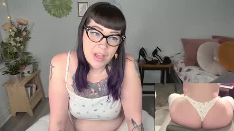 Snapshot of skylar_bird chatting on February 12, 1:19 am skylar bird online show from February 12, 1:19 am