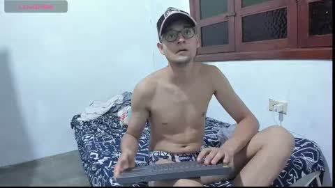 Snapshot of slayer19tm chatting on October 31, 1:06 am slayer19tm online show from October 31, 1:06 am