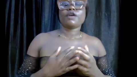 Snapshot of slim_thick12 chatting on November 11, 9:48 pm Tems online show from November 11, 9:48 pm