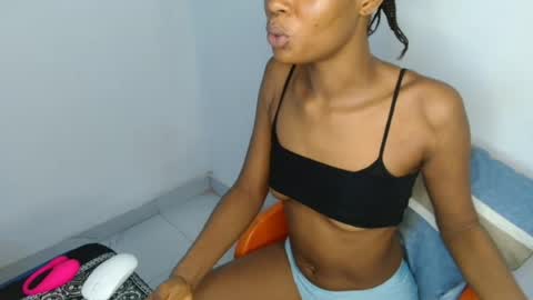 Snapshot of slim_wetpussyy chatting on July 14, 8:14 pm Bella online show from July 14, 8:14 pm