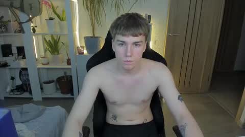 Snapshot of slippery_baby chatting on February 12, 6:30 pm Mila online show from February 12, 6:30 pm