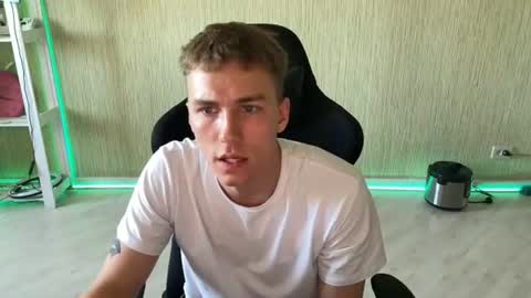 Snapshot of slippery_baby chatting on June 18, 4:00 pm Mila online show from June 18, 4:00 pm