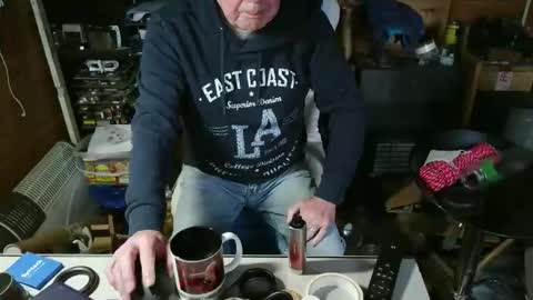 Snapshot of slutboybot chatting on December 17, 11:27 am slutboybot online show from December 17, 11:27 am