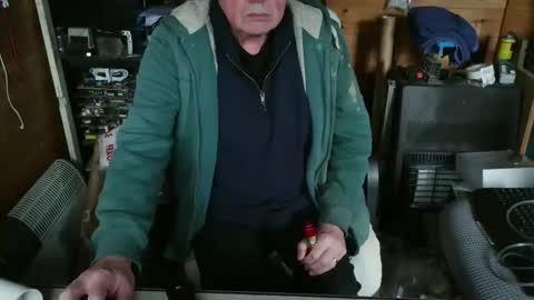 Snapshot of slutboybot chatting on February 18, 10:55 am slutboybot online show from February 18, 10:55 am