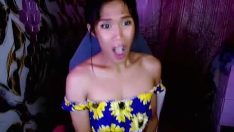 Snapshot of slutqueen_raz chatting on April 1, 3:29 am Raz online show from April 1, 3:29 am