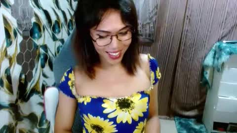 Snapshot of slutqueen_raz chatting on April 8, 2:17 pm Raz online show from April 8, 2:17 pm