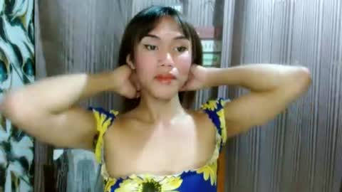 Snapshot of slutqueen_raz chatting on June 15, 11:45 am Raz online show from June 15, 11:45 am