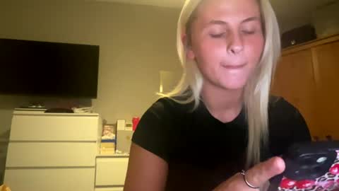 hollie online show from August 1, 12:10 am