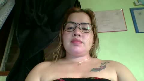 Snapshot of small_boobs59 chatting on March 8, 7:56 am Lovewella online show from March 8, 7:56 am