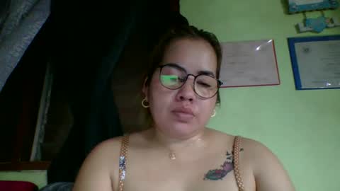 Snapshot of small_boobs59 chatting on March 18, 6:38 am Lovewella online show from March 18, 6:38 am