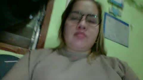 Snapshot of small_boobs59 chatting on March 27, 2:39 pm Lovewella online show from March 27, 2:39 pm