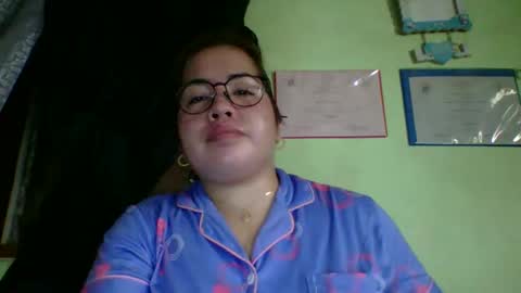 Snapshot of small_boobs59 chatting on March 31, 3:52 am Lovewella online show from March 31, 3:52 am