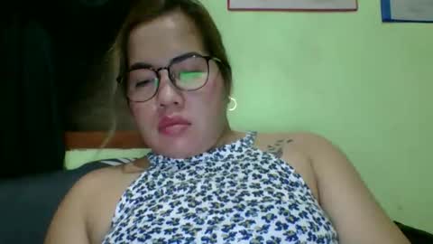 Snapshot of small_boobs59 chatting on April 1, 3:09 pm Lovewella online show from April 1, 3:09 pm