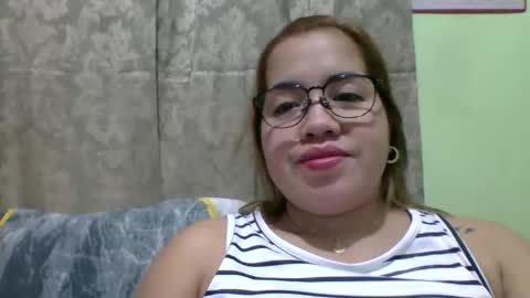 Snapshot of small_boobs59 chatting on May 11, 10:21 am Lovewella online show from May 11, 10:21 am