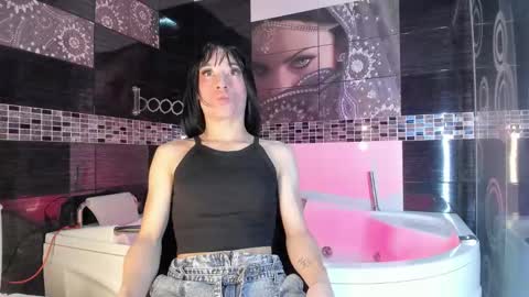 Snapshot of small_hot19 chatting on October 5, 8:56 am Small Hot19 online show from October 5, 8:56 am