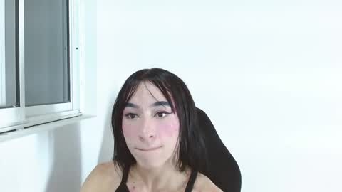 Snapshot of small_hot19 chatting on November 14, 8:24 am Small Hot19 online show from November 14, 8:24 am