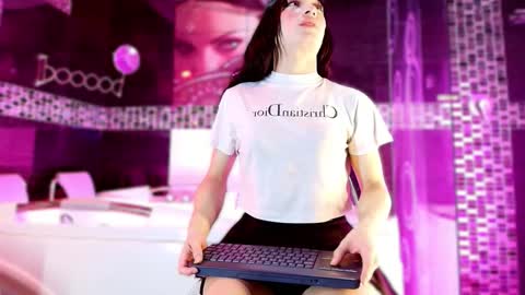 Snapshot of small_hot19 chatting on December 18, 11:05 am Small Hot19 online show from December 18, 11:05 am