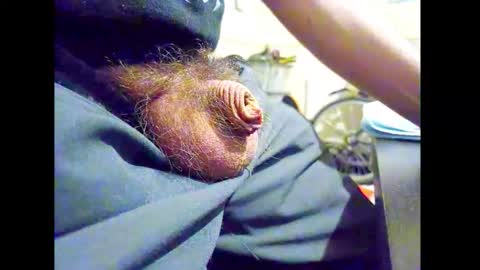 Snapshot of smallhairyuncut chatting on May 6, 8:14 pm Small Hairy Uncut online show from May 6, 8:14 pm