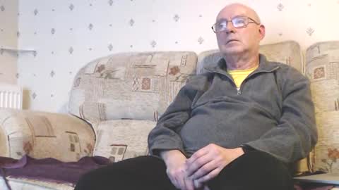 Snapshot of smallsteve562 chatting on December 9, 7:18 pm Steve online show from December 9, 7:18 pm