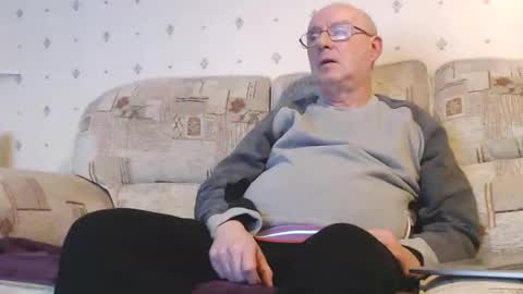 Snapshot of smallsteve562 chatting on December 30, 4:08 pm Steve online show from December 30, 4:08 pm